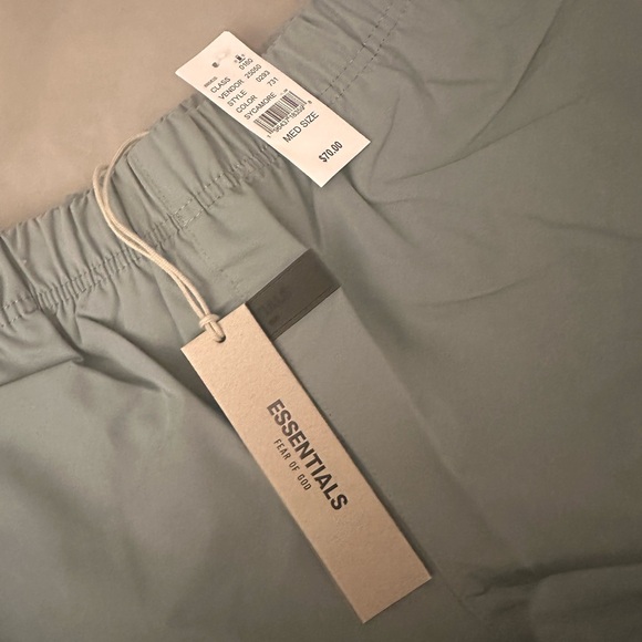 FEAR OF GOD ESSENTIALS WOMEN'S COTTON DOCK SHORT - SYCAMORE NWT Med rare find - Picture 5 of 9